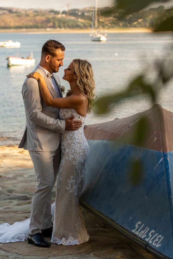 Casal abraçado à beira-mar
